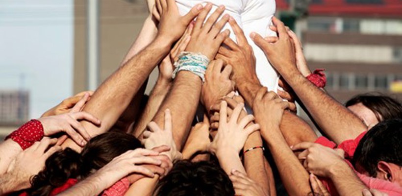 Een groep mensen die hand in hand lopen