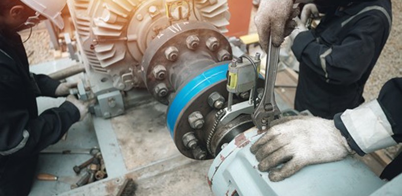 Een man die aan een machine werkt