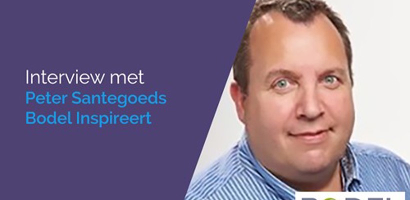 Een man met een blauw overhemd