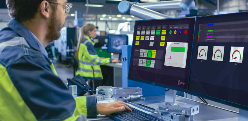 Een man in een fabriek die een computer gebruikt